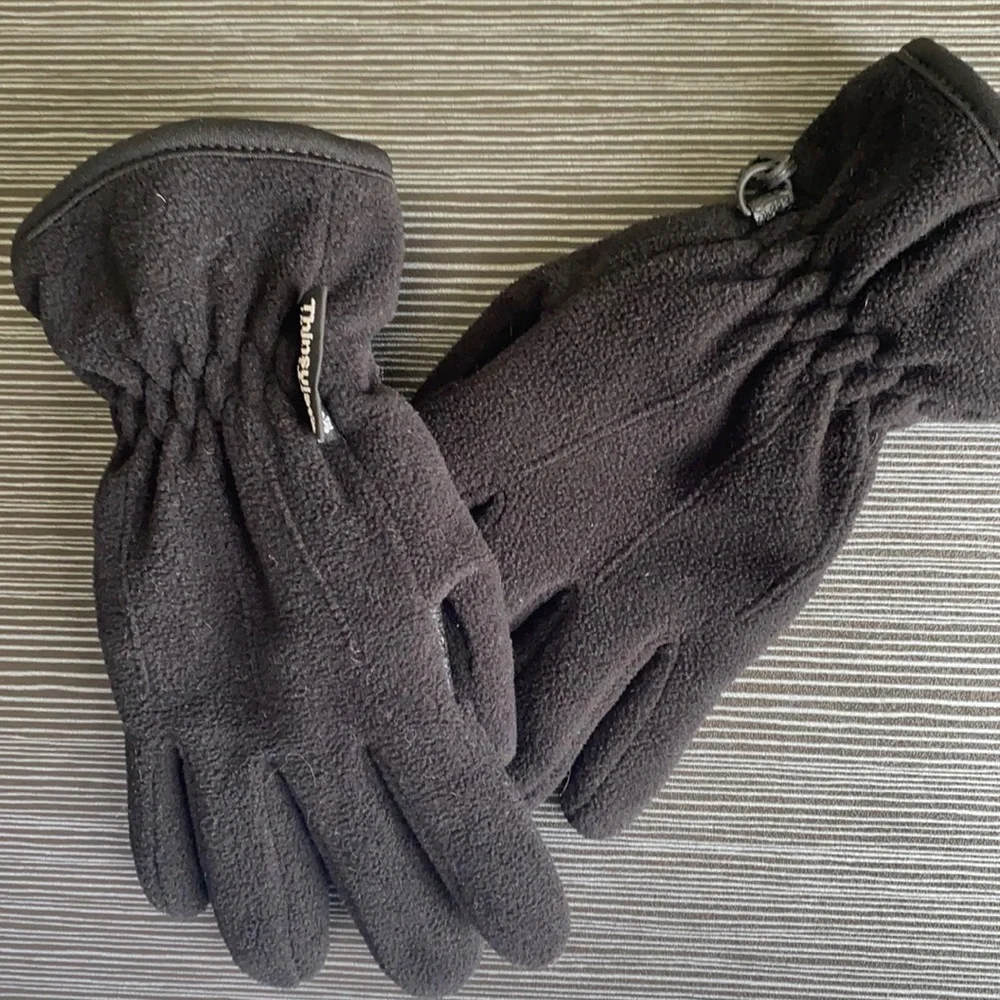 Girls black thinsulate gloves size L